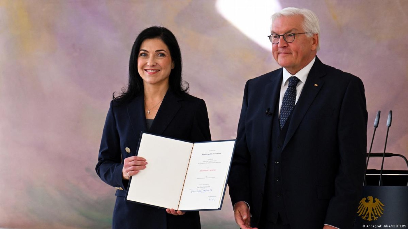 Katherina Reiche holding her certificate of appointment beside Federal President Frank-Walter Steinmeier