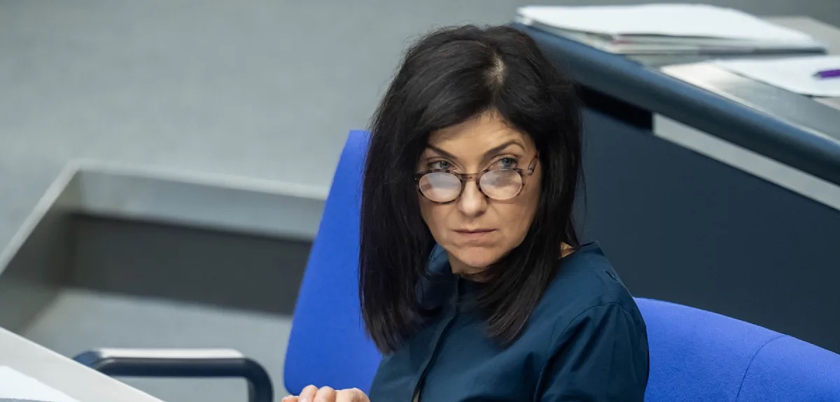 Katherina Reiche, wearing glasses, seated on the blue government bench in the plenary chamber