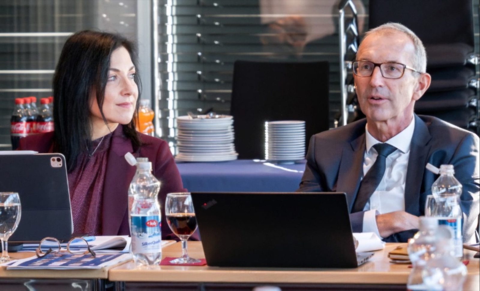 Katherina Reiche in conversation with a business leader at a conference table